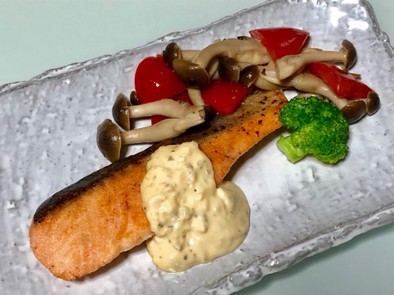 鮭のムニエルの彩り野菜添えの写真