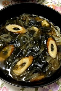 新玉ねぎとワカメと竹輪の温かいお蕎麦