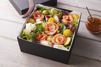 サーモンフラワーのボックスサラダの写真