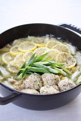 鶏がらだしで【鶏塩レモン鍋】
