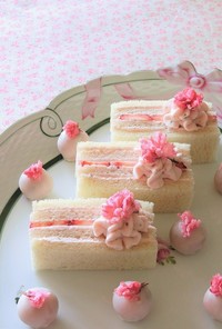 桜餡クリームといちごのサンドイッチケーキ