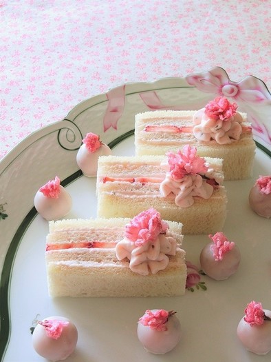 桜餡クリームといちごのサンドイッチケーキの写真