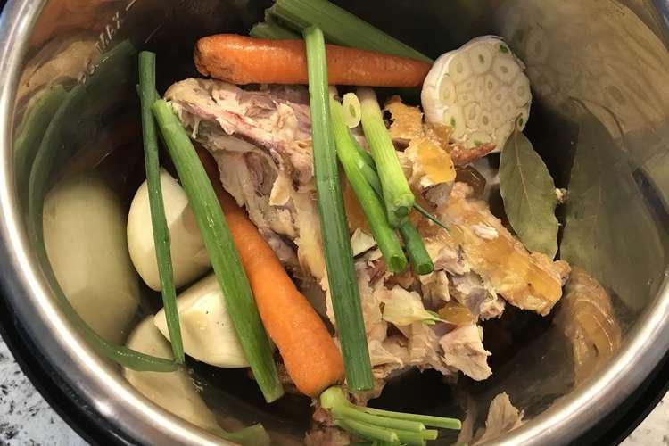 ロティサリーチキンの骨でチキンストック レシピ 作り方 By 金ちゃんとべっ君ママ クックパッド 簡単おいしいみんなのレシピが360万品
