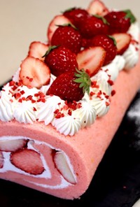 ピンクの苺ロールケーキ