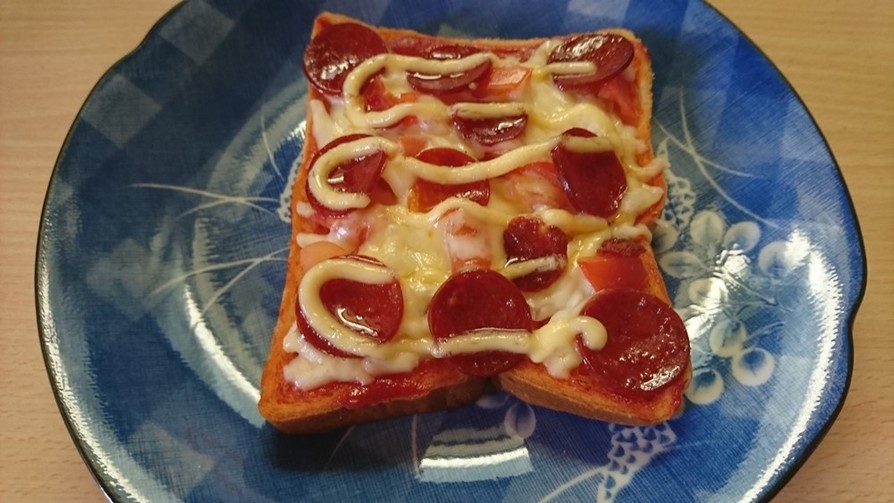 トマトとサラミのピザトーストの画像