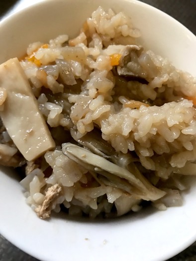玉白茸とマイタケの炊き込みご飯の写真