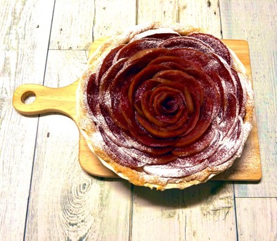 りんごの赤ワイン煮ローズアップルパイの写真
