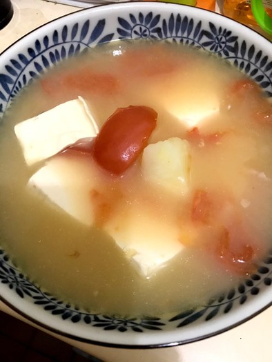 簡単トマトジャガイモ豆腐の魚の乳化スープの写真