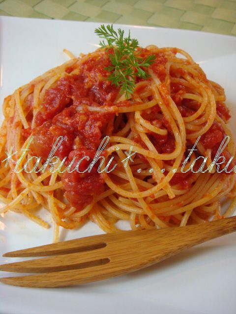 トマトソースとチーズのスパゲティーの画像