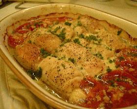 バジルとチーズを巻いた鶏肉のオーブン焼きトマト添えの画像