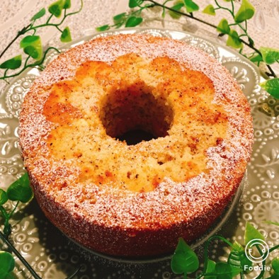 シフォン型で紅茶とりんごのパウンドケーキの写真