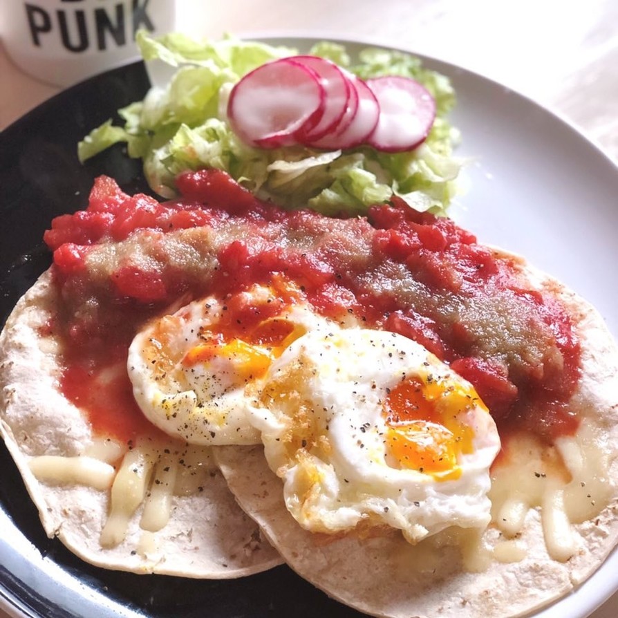 半熟フライドエッグのメキシコ風朝食の画像