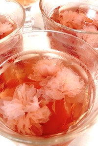 男梅シロップと桜の塩漬けゼリー