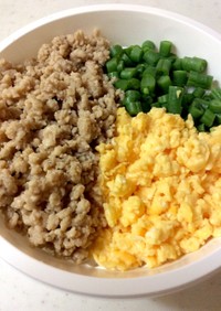 鶏そぼろ 玉子もそぼろの三色丼 弁当