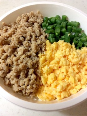 鶏そぼろ 玉子もそぼろの三色丼 弁当