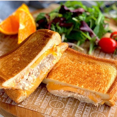 厚切り食パンで！チーズとろりんツナメルトの写真