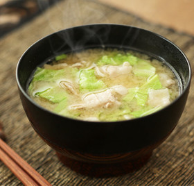 春キャベツと豚肉のみそ汁