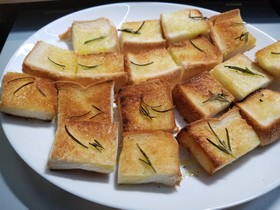 残った食パンで「フォッカッチャ風」♪