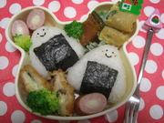 顔付き三角おにぎり【キャラ弁】の写真