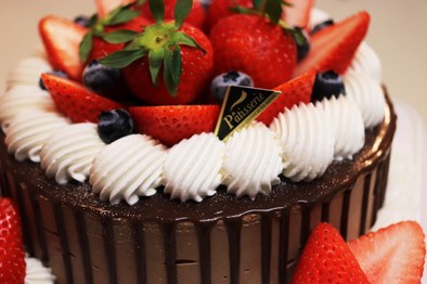 苺いっぱいチョコムースケーキの写真