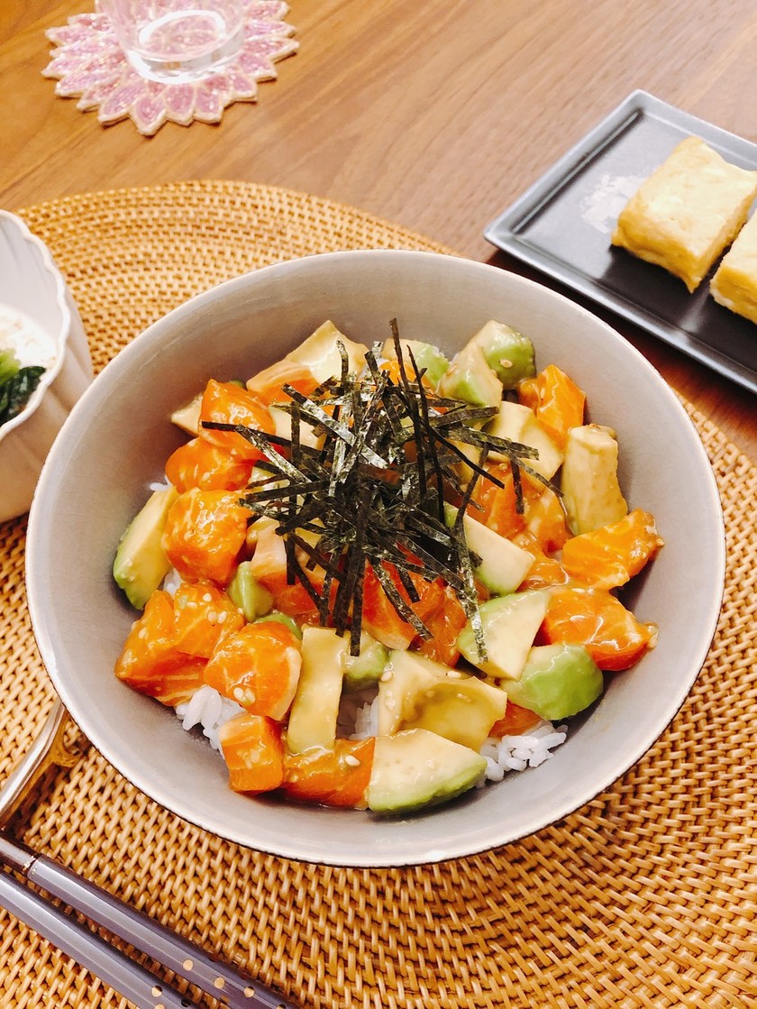 黒焼きローストサーモンとアボカド＆マンゴーサルサのレシピ