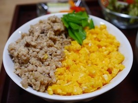 簡単ウマ 鶏そぼろ丼