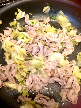 豚小間とキャベツの塩麹炒め♫