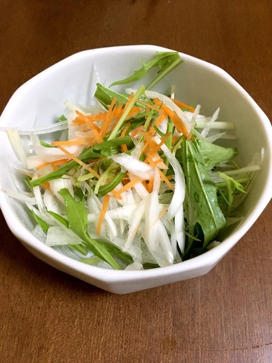 簡単 水菜と細切り野菜サラダの写真