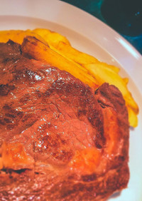 牛リブロースステーキとフライドポテト