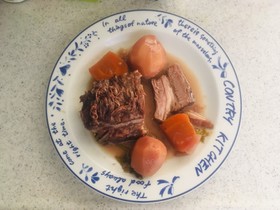 牛肉ブロックの赤ワイン煮