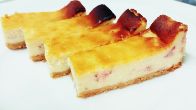 フレッシュ苺のベイクドチーズケーキの写真