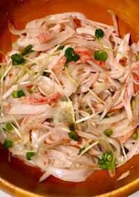 新玉ねぎカニカマカイワレの梅肉鰹節サラダ