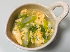 ごま油香るふんわり卵レタスねぎのスープ