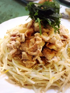 青じそ香る♪豚こま肉の炒め物★モヤシ添え
