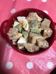アボカドとゆで卵のチキンサラダの写真