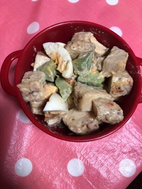 アボカドとゆで卵のチキンサラダ