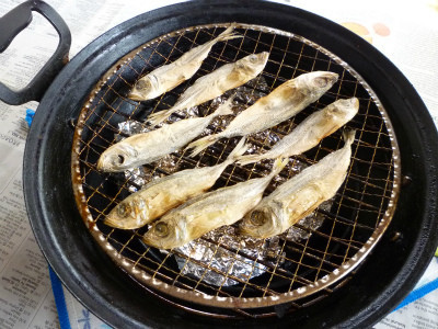 長谷燻鍋でアジの一夜干しの燻製の画像