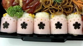 ♡お弁当にハムとコーンのおにぎり♡