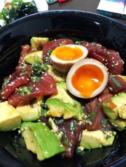 分量適当マグロとアボカドの漬け丼の写真