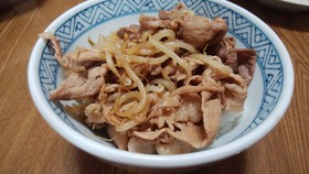 簡単!豚肉ともやしのバター生姜炒め丼