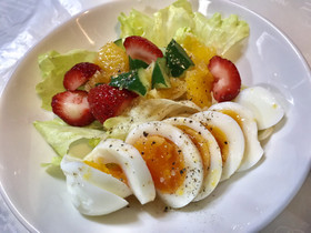 うま塩しみしみ半熟茹玉子とフルーツサラダ