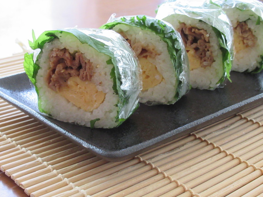 豚肉しぐれ煮とだし巻き卵の青じそ巻き寿司の画像