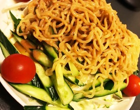 男の料理〜!ラ〜メンサラダ〜!