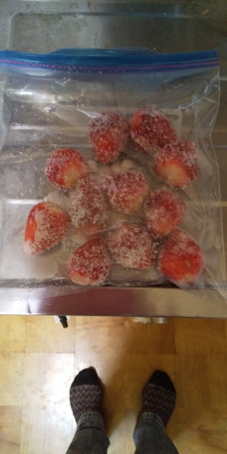 砂糖をまぶしてイチゴの冷凍保存の画像