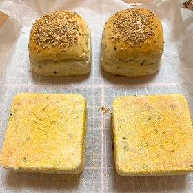 四角いイングリッシュマフィンとバンズ