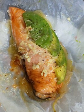 レンジで鮭とアボカドのバター蒸し焼き