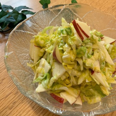 春キャベツとリンゴのコールスローサラダの写真