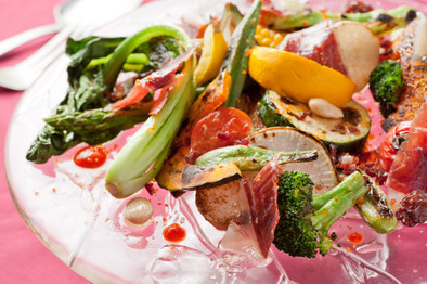 焼き野菜とイベリコ豚生ハムのサラダの写真