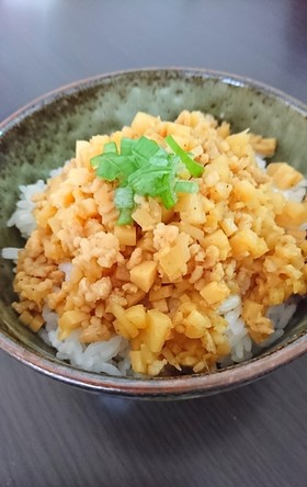 たけのこと生姜の鶏そぼろご飯