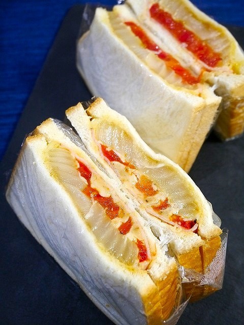 簡単！焼きトマトと新玉葱のサンドイッチの画像